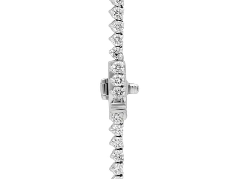 Classic Graduated Tennis Necklace in white gold, clasp close-up