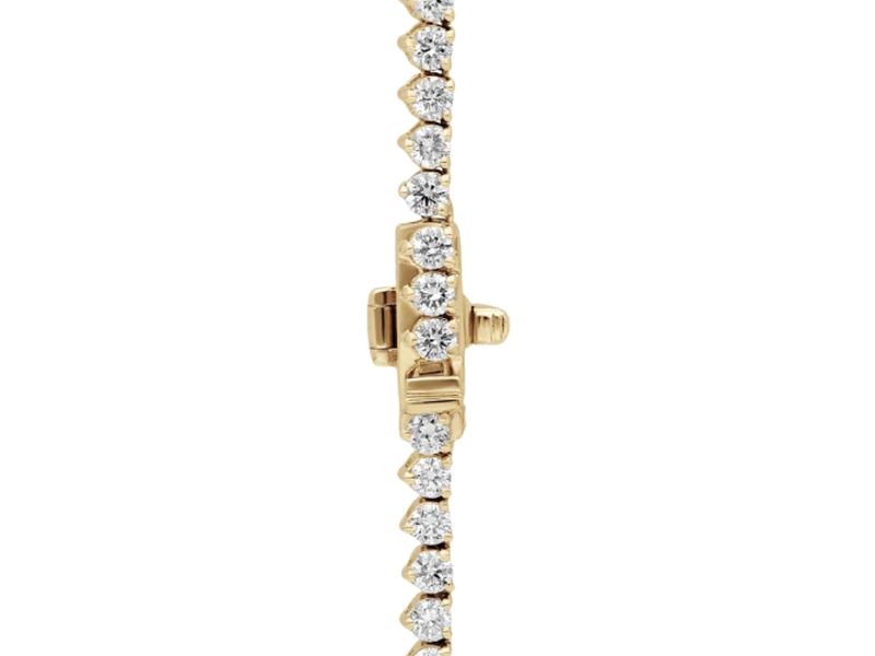 Classic Graduated Tennis Necklace in yellow gold, clasp close-up