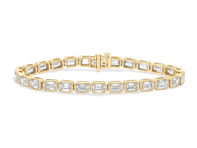 East-West Emerald Bezel Bracelet in yellow gold