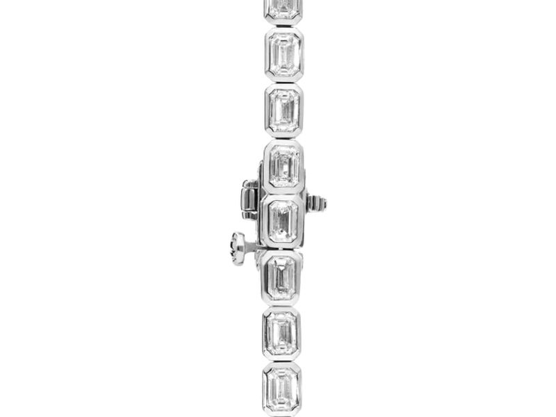 Emerald Bezel Tennis Necklace in white gold, clasp close-up