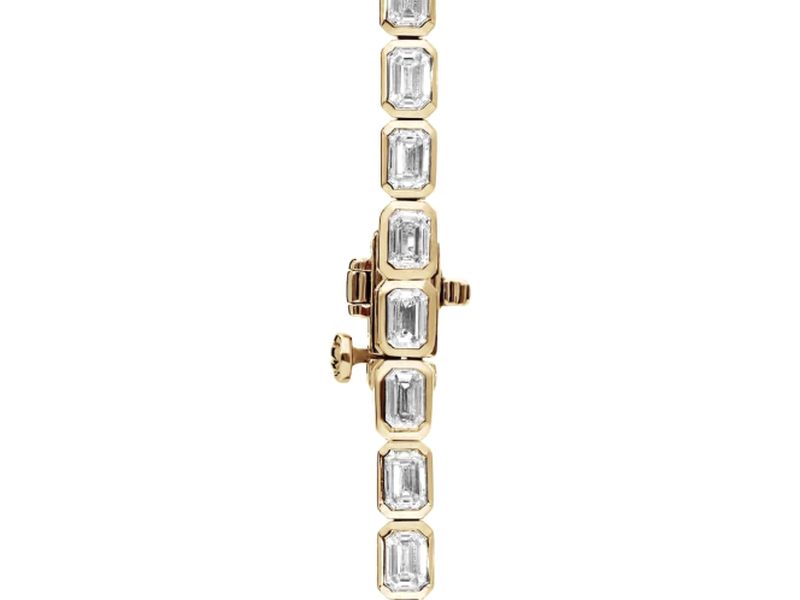Emerald Bezel Tennis Necklace in yellow gold, clasp close-up