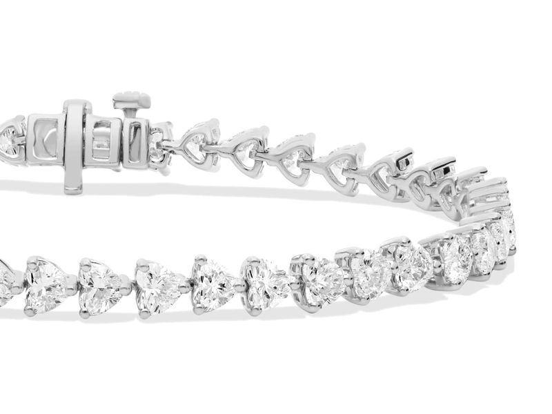 Heart Tennis Bracelet in white gold, close-up