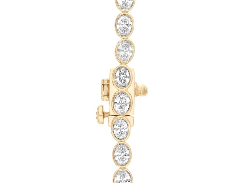 Oval Bezel Tennis Necklace in yellow gold, clasp close-up