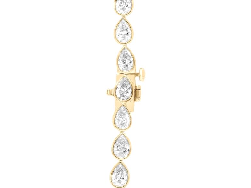 Pear Bezel Tennis Necklace in yellow gold, clasp close-up