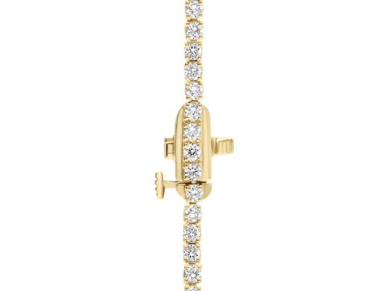 Petite Tennis Necklace in yellow gold, clasp close-up
